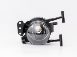 Priekšējais miglas lukturis BMW 5-serija E60 (2004-2008); 3-serija E90 (2004-2008); X3 E83 (2004-2008), pa labi ― AUTOERA.LV