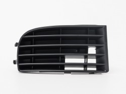 Radiātora raste bamperī priekš VW Golf V (2003-2009), labā pusē ― AUTOERA.LV